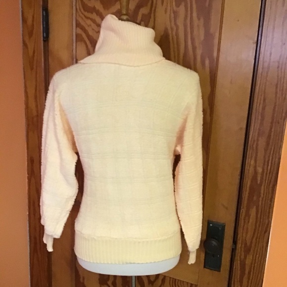 Vintage 70s yellow fuzzy turtleneck sweater - Picture 9 of 9